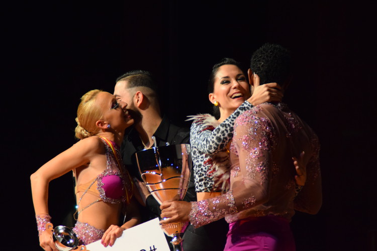 Ronald y Alba, ganadores del World Bachata Masters, reciben las felicitaciones de los también campeones de bachata Daniel y Desirée. Foto: LSL.