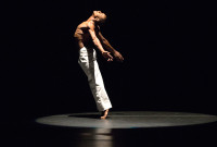 El bailarín de AAADT, Kirven-Douthit-Boyd, en la obra de David-Parsons, "Caught". Foto: Rosalie-OConnor. Gentileza JFKC.