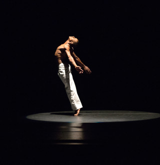 El bailarín de AAADT, Kirven-Douthit-Boyd, en la obra de David-Parsons, "Caught". Foto: Rosalie-OConnor. Gentileza JFKC.