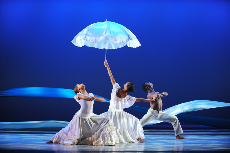 Alvin Ailey American Dance Theatre presentó en el Kennedy Center de DC "Revelations", un clásico de la compañía, con coreografía de Alvin Ailey realizada en 1960. Foto: Eduardo Patino. Gentileza JFKC.