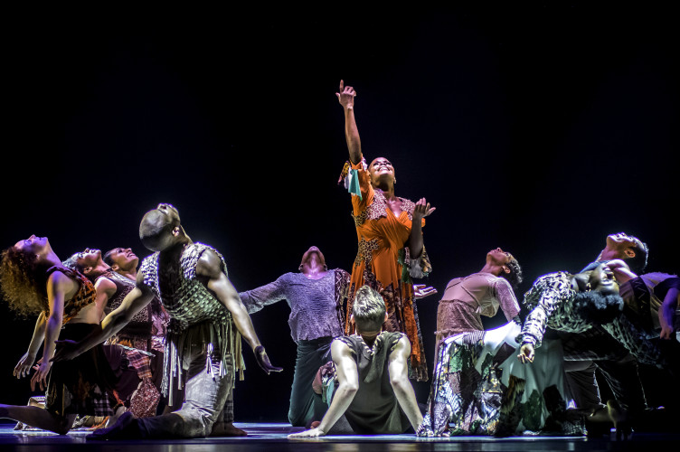 Las premieres de DC de Alvin Ailey American Dance Theater incluyen, entre otras, "Odetta", una obra de Matthew Rushing en homenaje a Odetta Franklin. Foto: Mike Strong. Gentileza JFKC.,