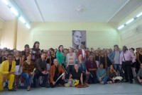 Aula en la Escuela Nacional de Ballet de Cuba. Yolanda Correa, viuda de Fernando Alonso (cto. con flores amarillas), Viengsay Valdés (der.), y Ramona de Saa (ctro. arriba). Foto: Martha Sánchez.