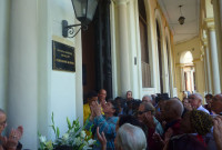 Placa recordatoria en la entrada de la Escuela, tras ser develada por el Ministro de Cultura, Julián González (camisa azul). Foto: Martha Sánchez.