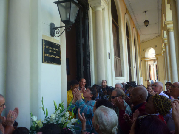 Placa recordatoria en la entrada de la Escuela, tras ser develada por el Ministro de Cultura, Julián González (camisa azul). Foto: Martha Sánchez.