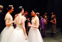 El brindis en el escenario después de la función. Paloma Herrera con miembros del cuerpo de baile. Foto: Maritza Gueler.