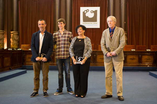 XIII Premios de la Danza (de izda a dcha): Asier Zabaleta (Trayectoria Artística), Aitor Arrieta (Revelación), Merche Filgueira (Dedicación a la Danza) y Juan Antonio Urbeltz (Investigación). Salón de Plenos del Ayuntamiento de San Sebastián, 25 de abril. Fotografía cortesía: José Ceballos /APDG