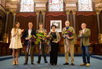 XIII Premios de la Danza (de izda a dcha): Idoia Lecumberri (Presidenta APDG), Asier Zabaleta (Trayectoria Artística), Aitor Arrieta (Revelación), Merche Filgueira (Dedicación a la Danza), Juan Antonio Urbeltz (Investigación) y Juan Karlos Izagirre (Alcalde de San Sebastián). Fotografía cortesía de José Ceballos /APDG