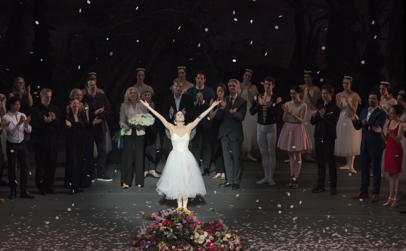 Una lluvia de flores, lágrimas, abrazos y reverencias para la despedida de Paloma herrera del ABT en el Met. Foto: Gene Schiavone. Gentileza ABT.
