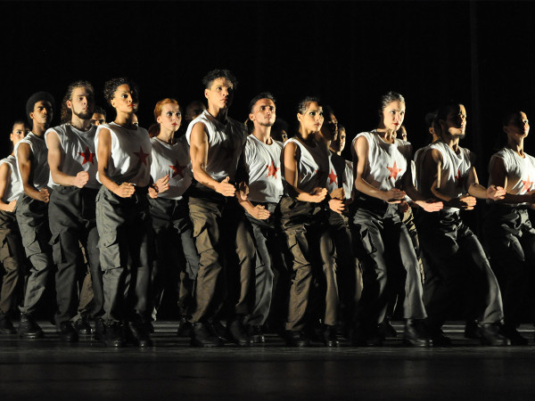 El coreógrafo George Céspedes estrenó “Matria Etnocentra”, con 24 solistas de Danza Contemporánea de Cuba. Foto: Yuris Nórido. Gentileza DCC.