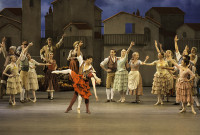 La versión de "Don Quijote" de Carlos Acosta, con el RB  y Marianela Núñez como protagonista, se estrenó en el Kennedy Center y se presenta en Chicago. Foto: Johan Persson. Gentileza ROH/ArenaPAL.