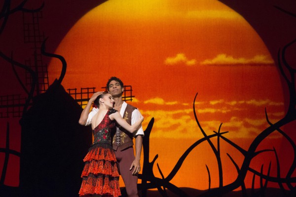 Marianela Núñez y Carlos Acosta, como Kitri y Basilio, en el campamento de gitanos del Acto II de “Don Quijote”. Johan Persson. Gentileza RB.