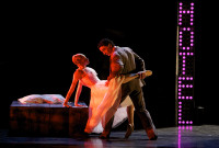 Eve Mutso, como Blanche DuBois, y Erik Cavallari, como Stanley, del Scottish Ballet,  en "A Streetcar Named Desire". Foto: Andrew-Ross. Gentileza JFKC.