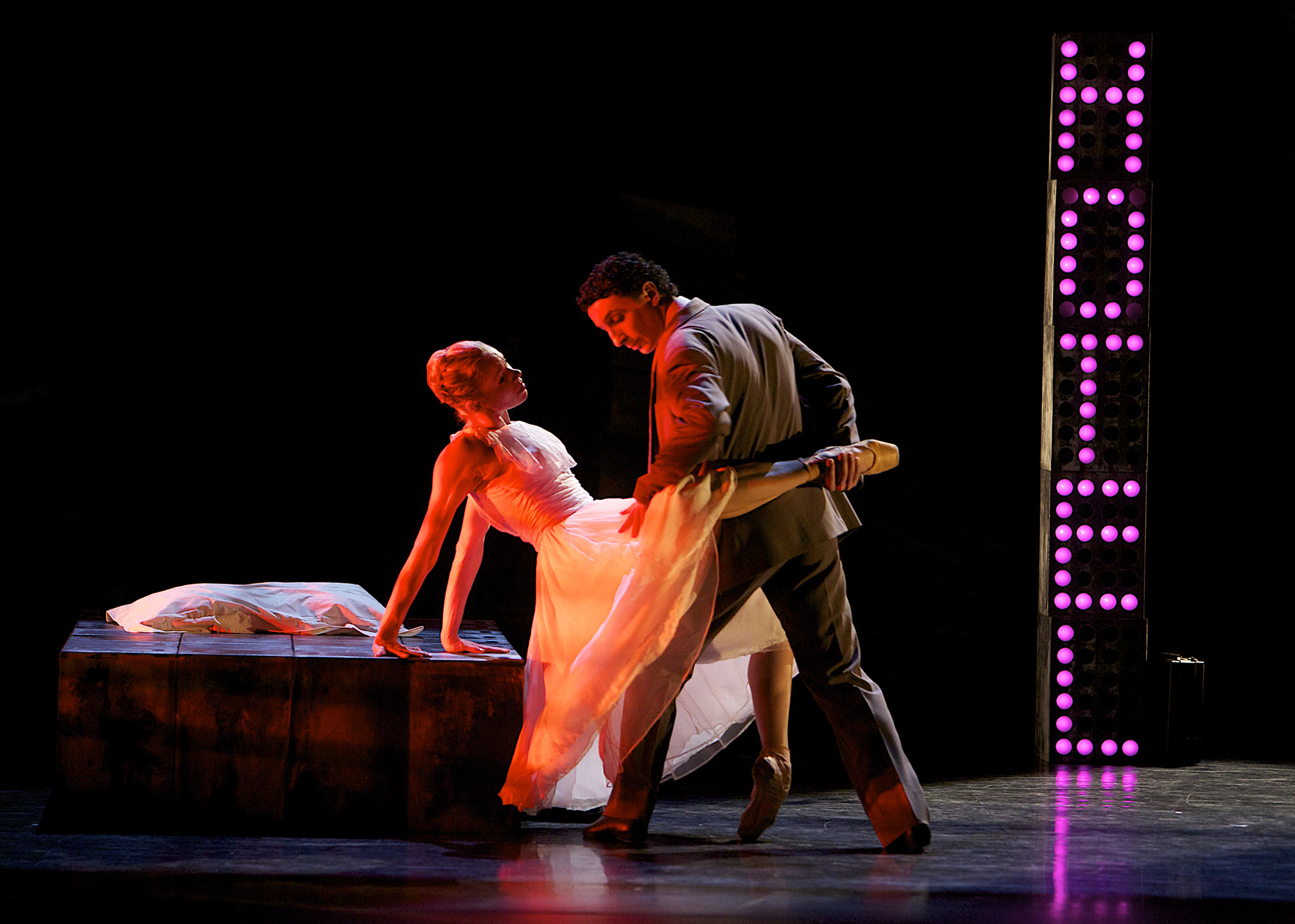 Eve Mutso, como Blanche DuBois, y Erik Cavallari, como Stanley, del Scottish Ballet,  en "A Streetcar Named Desire". Foto: Andrew-Ross. Gentileza JFKC.