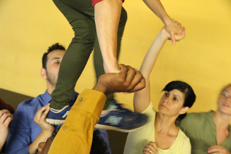 La coreógrafa Argentina Silvana Cardell muestra la experiencia de los inmigrantes en “Supper, People on the Move”. Foto gentileza CDT.