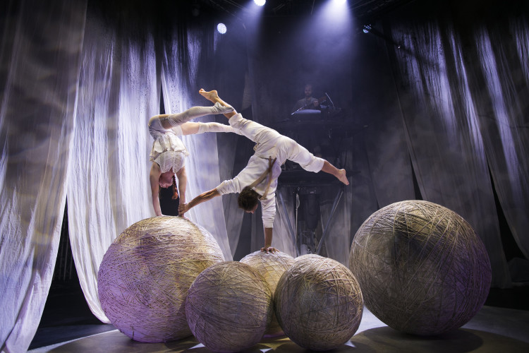 Teatro a Mil presenta en el Teatro Municipal de Las Condes "Knitting Peace" de la compañía sueca Cirkus Cirkör. Foto gentileza Teatro a Mil.