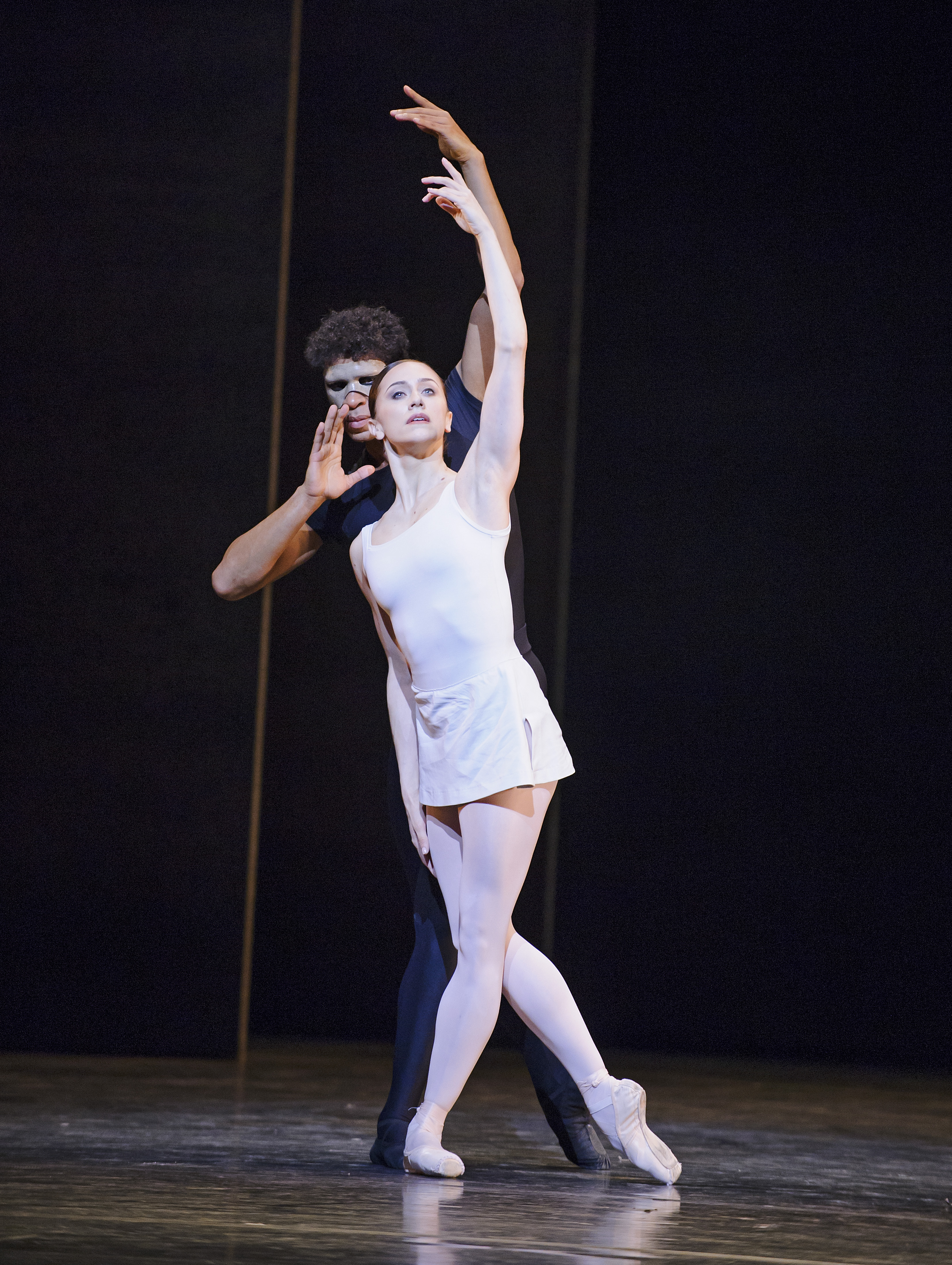 Marianela Núñez y Carlos Acosta en “Song of the Earth”, de Kenneth MacMillan, obra que el Royal Ballet presenta en Nueva York. Foto: Tristram Kenton. Gentileza RB.
