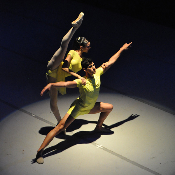 El coreógrafo Pedro Ruiz desplegó su talento con un grupo de bailarines de la Escuela Nacional de Ballet, que promediaban los 17 años. Foto: Yuris Nórido. Gentileza Bienal de la Habana.