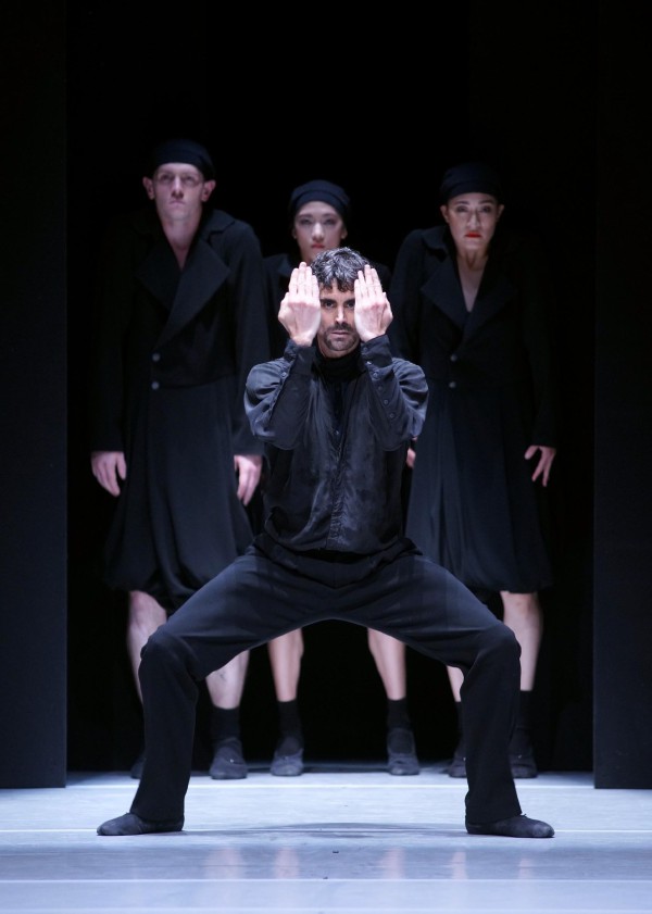 Nederlands Dans Theater en "Schmetterling". Jorge Nozal (fte.) en el rol de la muerte. Foto: Javier del Real. Gentileza Teatro Real.