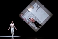 Nederlands Dans Theater en "Sehnsucht".  Silas Henriksen (adelante) en rol del hijo, y Medhi Walerski (al fondo en el cubo) en el papel de padre. Foto: Javier del Real. Gentileza Teatro Real.