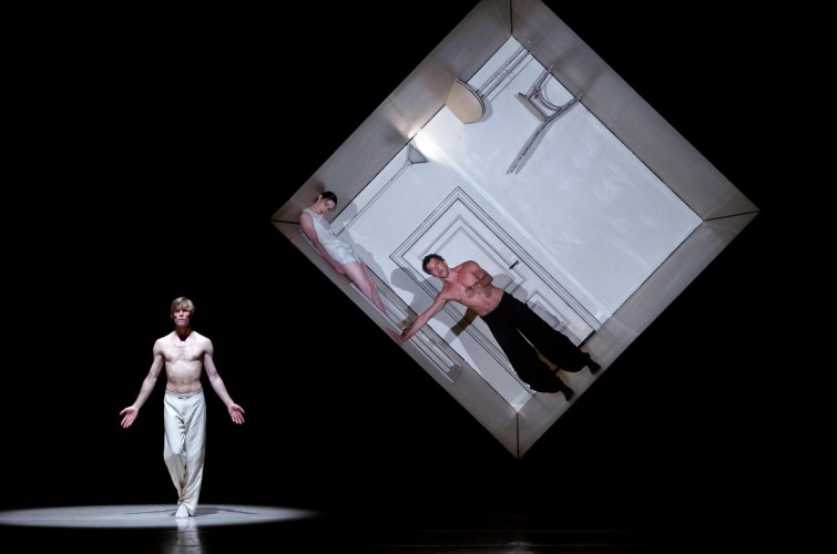 Nederlands Dans Theater en "Sehnsucht".  Silas Henriksen (adelante) en rol del hijo, y Medhi Walerski (al fondo en el cubo) en el papel de padre. Foto: Javier del Real. Gentileza Teatro Real.