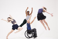 El National Dance Day: Dance for Everybody convoca a AXIS Dance Company, una de las más aclamadas compañías que integra bailarines con discapacidades. Foto: David DeSilva. Gentileza JFKC.