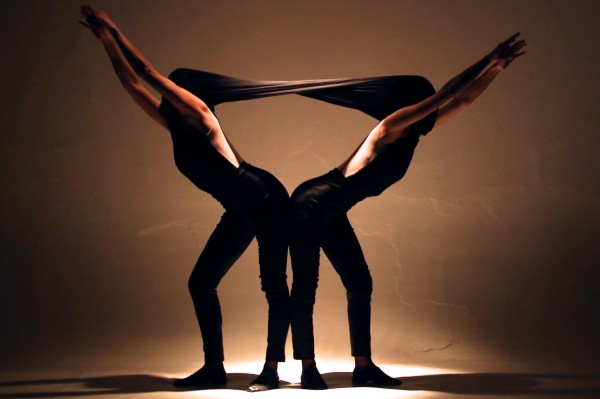 En "Bipolar", dos mujeres, unidas por la cabeza con una tela que se estira y encoge, llegan a un final abierto. Foto: Fabián Andres Cambero. Gentileza Bipolar. 