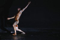 Con la música de Igor Stravinsky extendida, la compañía Granhøj Dans incorpora juegos rítmicos que los propios bailarines ejecutan. Foto: Fabián Andrés Cambero. Gentileza GD.