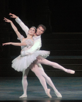 James Whiteside del ABT y Marianela Núñez del Royal Ballet of London en los protagónicos de "La cenicienta" de Frederick Ashton. Foto: MIRA. Gentileza ABT.