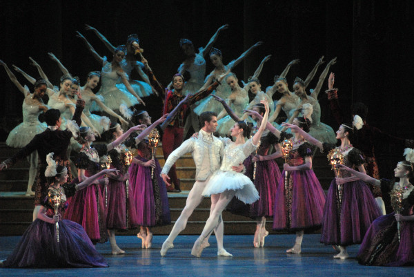 La presentación de Marianela Núñez junto a James Whiteside en el Metropolitan Opera House de Nueva York, cerró la temporada del ABT: Foto: MIRA. Gentileza ABT.