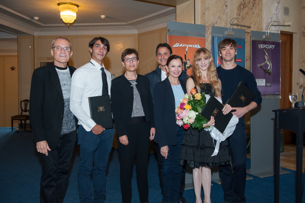 (De izda a dcha): Reid Anderson, Jason Reilly, Claudia Rose, Tamas Detrich, Birgit Keil, Alicia Amatriain y Friedemann Vogel, en el acto de nombramiento de los nuevos 'Kammertänzer' de Baden-Wurtemberg. Foto: Roman Novitzky. Cortesía del Stuttgart Ballet.