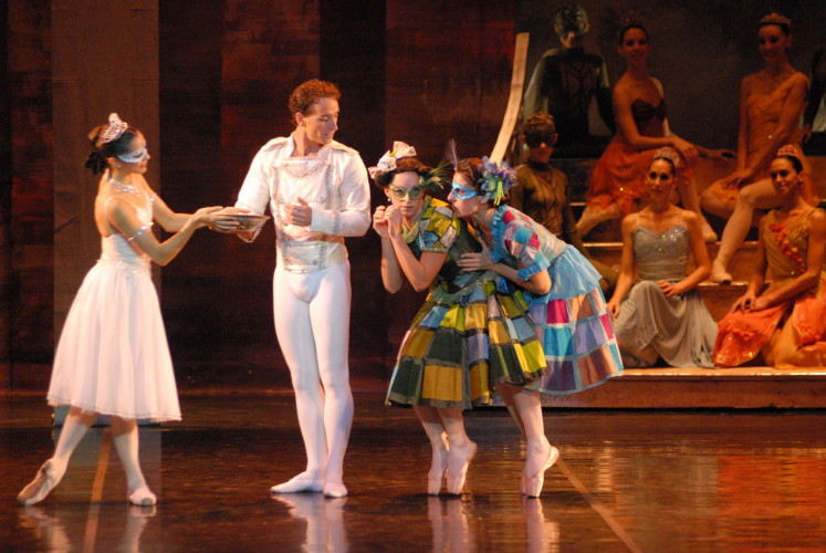 Basada en el cuento de Charles Perrault con elementos argumentales de los hermanos Grimm, “La Cenicienta” es una coproducción con el Teatro Argentino. Foto gentileza Ballet del Sur.