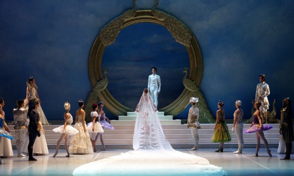 Escena final de "La Bella Durmiente" del Staatsballett de Berlín, con la boda de los príncipes Aurora (Iana Salenko) y Desirée (Dinu Tamazlacaru). Foto: Javier del Real. Gentileza Teatro Real.