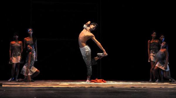 Además de la obra ''Desde el centro'' (foto) el Ballet de Camagüey presentó “Nisi Dominus”, de Jorge Lefebre, y “Vivaldiana” del coreógrafo José A. Chávez. Foto: Yuris Nórido Ruiz Cabrera.