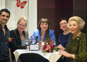 La princesa Beatriz de Holanda, anterior reina de los Países Bajos, felicitó personalmente a los nominados y galardonados. Foto: Jochem Jurgens. Gentileza de Festival de Nederlandse Dansdagen. 