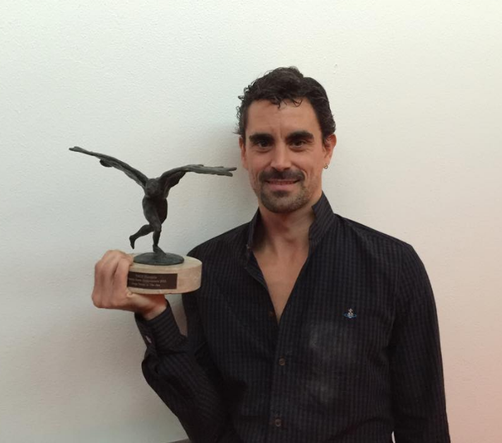 Jorge Nozal con el Premio Swan 2015 en sus manos, que ganó por su interpretación de la obra "Thin skin" de Marco Goecke. Foto: Gentileza de Nederlands Dans Theater.