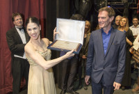 Dctor General del Teatro Colón, Darío Lopérfido, entrega una plaqueta a a Paloma Herrera. Foto; Máximo Parpagnoli. Gentileza TC.