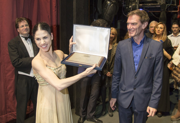 El Director General del Teatro Colón, Darío Lopérfido, entrega una plaqueta a a Paloma Herrera. Foto; Máximo Parpagnoli. Gentileza TC.