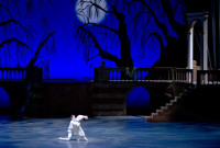 Paloma Herrera y Gonzalo García en la escena del balcón de "Romeo y Julieta", con coreografía de Maximiliano Guerra en el Teatro Colón. Foto: Arnaldo  Colombaroli. Gentileza TC.