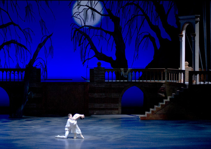 Paloma Herrera y Gonzalo García en la escena del balcón de "Romeo y Julieta", con coreografía de Maximiliano Guerra en el Teatro Colón. Foto: Arnaldo  Colombaroli. Gentileza TC.