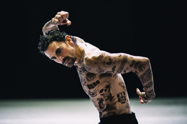 Jorge Nozal, interpreta "Thin skin" de Marco Goecke, por la que obtuvo el Premio Swan 2015. Foto: Rahi Rezvani. Gentileza: Nederlands Dans Theater.
