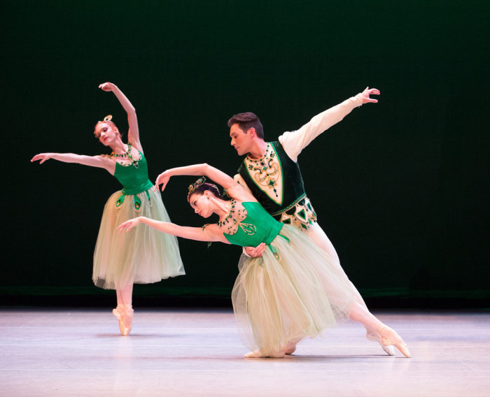 Natalia Magnicaballi y Michael Cook (Ctro.), y Melanie Riffe, de The Suzanne Farrell Ballet, en "Esmeraldas". Foto gentileza JFKC.