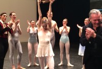 Traido expresamente a Japón, Alicia Amatriain recibió por sorpresa el trofeo der Faust al termino de una función en el país nipón. Foto gentileza A. Amatriain.