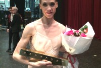 Amatriain con el trofeo del Premio der Faust en Japón. Foto gentileza de A. Amatriain.