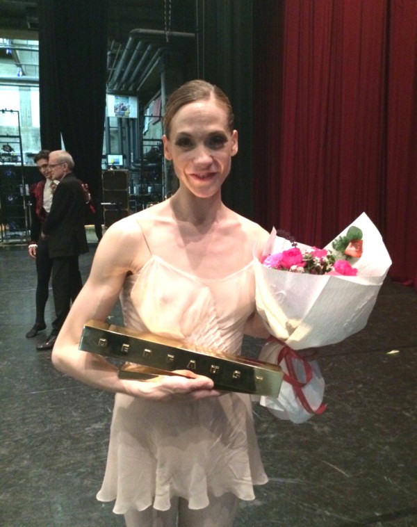 Amatriain con el trofeo del Premio der Faust en Japón. Foto gentileza de A. Amatriain.