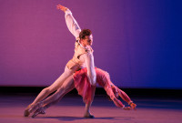 Heather Ogden y Kirk Henning de Suzanne Farrell Ballet, en “A Midsummer Night’s Dream”, de Balanchine. Foto. Rosalie-OConnor. Gentileza JFKC.