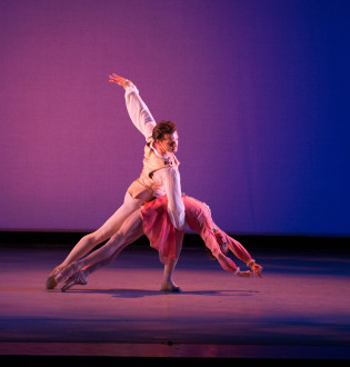 Heather Ogden y Kirk Henning de Suzanne Farrell Ballet, en “A Midsummer Night’s Dream”, de Balanchine. Foto. Rosalie-OConnor. Gentileza JFKC.