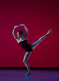 Laura Morera, del Royal Ballet, en "Viscera". Foto: Andrej Uspenski.