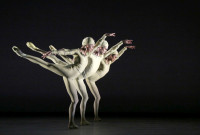 Isabella Boylston, Joseph Gorak y Stella Abrera, del ABT, en Monotones I from Frederick Ashton's "Monotones I y II", de Frederick Ashton. Foto: Marty Sohl. Gentileza ABT.