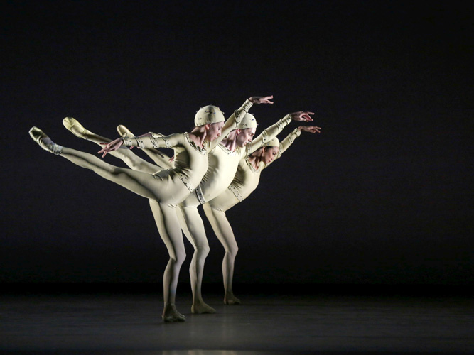 Isabella Boylston, Joseph Gorak y Stella Abrera, del ABT, en Monotones I from Frederick Ashton's "Monotones I y II", de Frederick Ashton. Foto: Marty Sohl. Gentileza ABT.