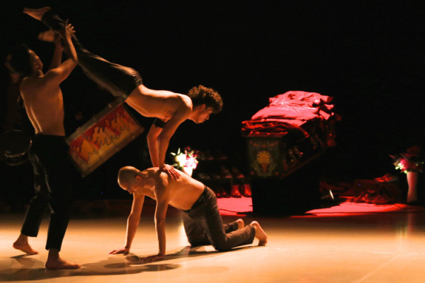 En "Cabeza de chancho" los bailarines desencadenan escenas donde aparecen historias personales. Foto: Fabián Andrés Cambero.